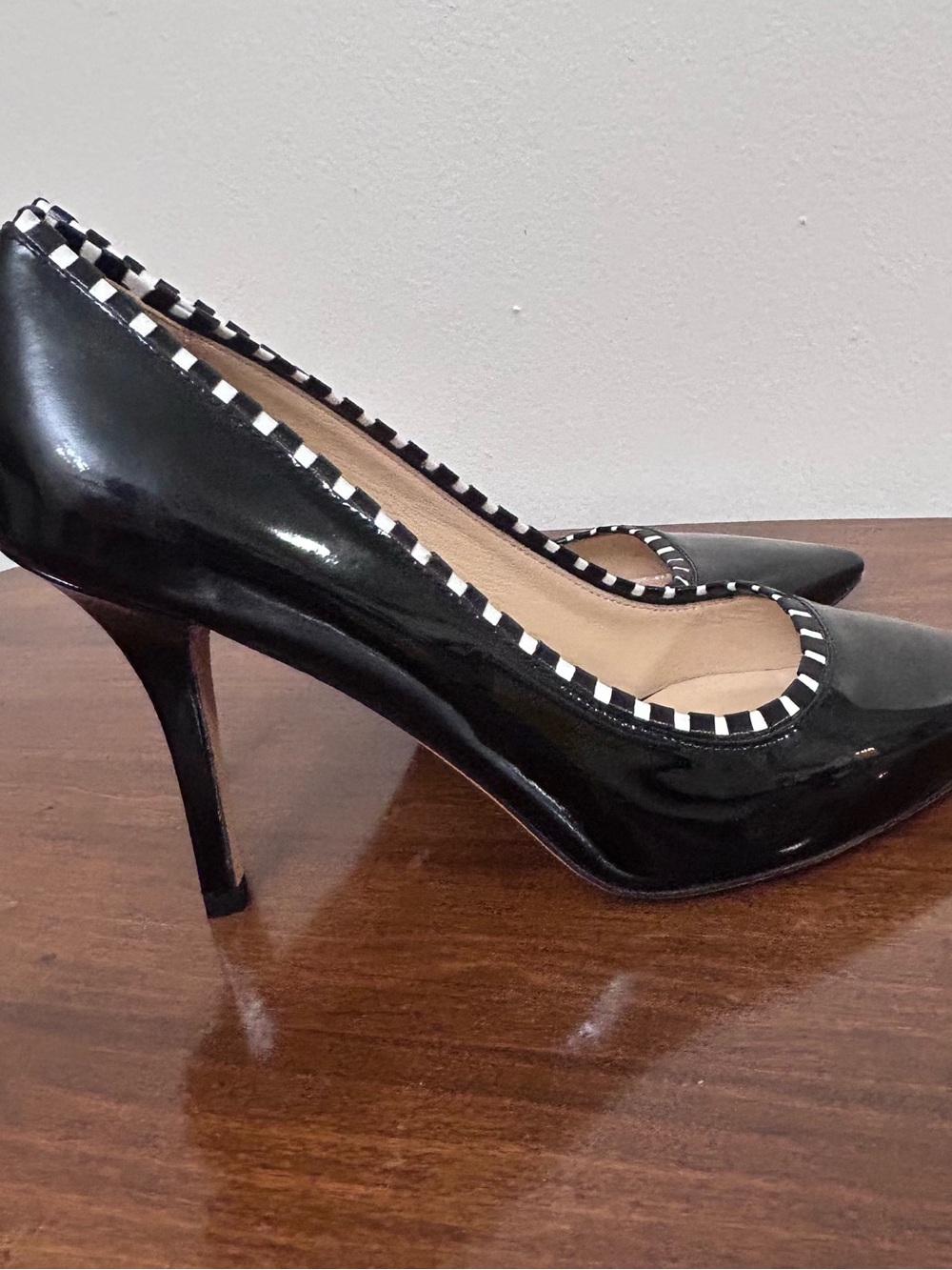 🎲MAKE OFFER🎲 kate spade Black Patent Pointed Toe Pumps White Trim Heels 8 - Picture 5 of 9